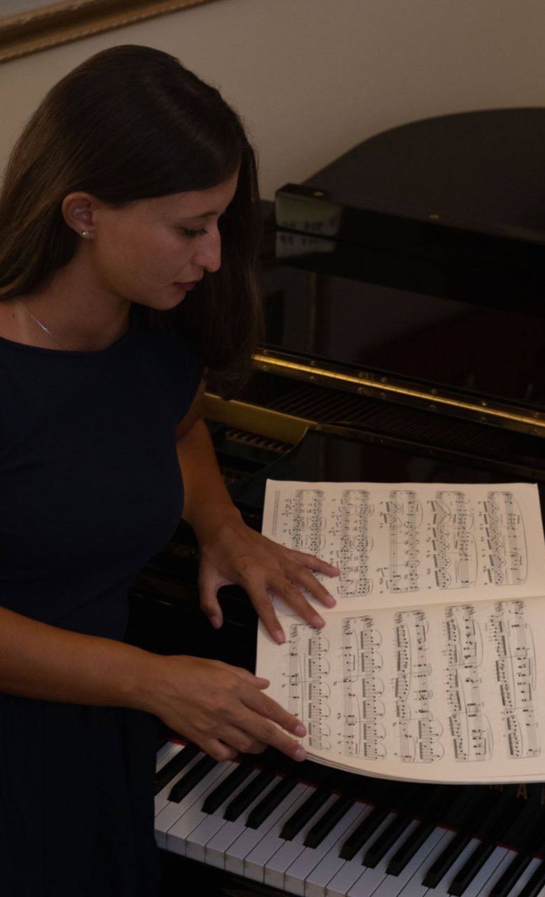 Tecla Cerchiara al pianoforte